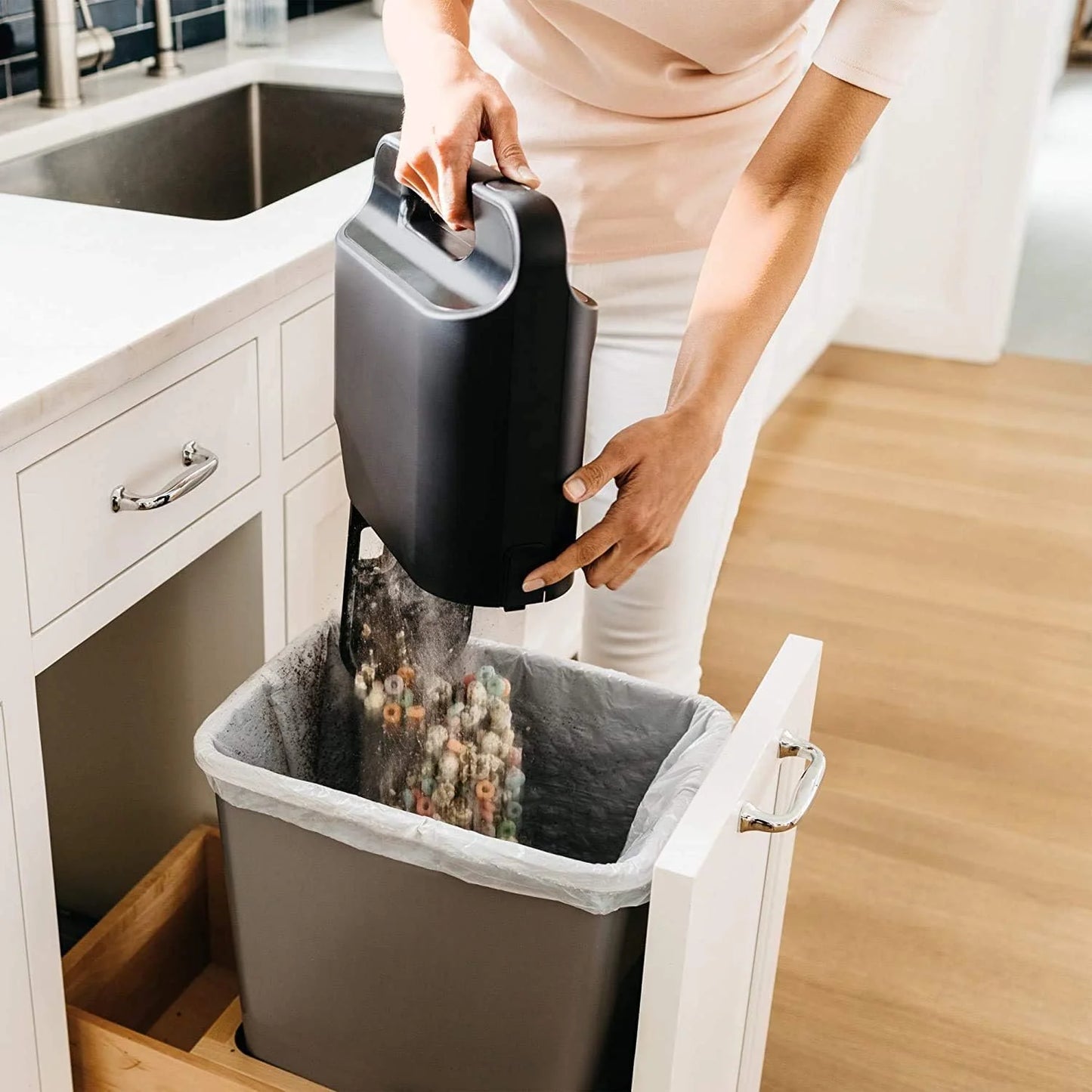 Robotic vacuum cleaner Voice Control Robot Vacuum with Matrix Clean Navigation, Home Mapping, 60-Day Capacity, XL Self-Empty Base for Homes with Pets, Carpet & Hard Floors